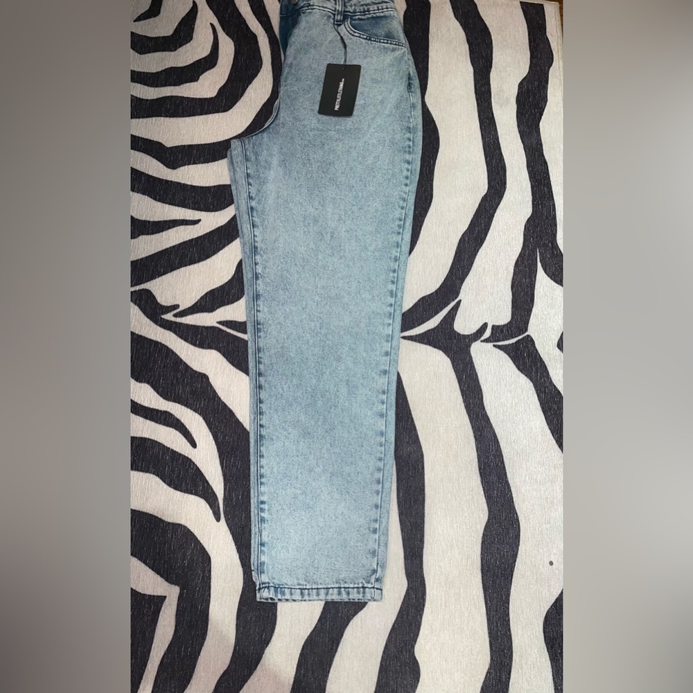 BRAND NEW Pretty little Thing Cut Out Jeans